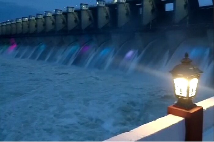 अलमट्टी धरणातून पाण्याचा विसर्ग सुरू झाल्याने महाराष्ट्रातील कोल्हापूर आणि सांगली जिल्ह्यातील पूरपरिस्थिती टळणार आहे. हा विसर्ग सुरू झाल्याने पंचगंगेची पाणीपातळी ओसरायला सुरुवात झाली आहे. 
