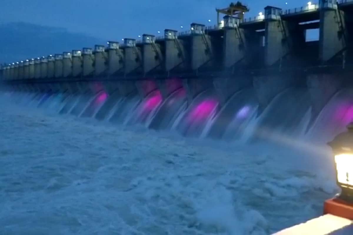 कर्नाटक राज्यातील विजयपूर जिल्ह्यातील सर्वात मोठे धरण म्हणून ओळखल्या जाणाऱ्या अलमट्टी धरणाला विद्युत रोषणाई करण्यात आली आहे. कर्नाटक राज्यातील विजयपूर जिल्ह्यातील सर्वात मोठे धरण म्हणून ओळखल्या जाणाऱ्या अलमट्टी धरणाला विद्युत रोषणाई करण्यात आली आहे.