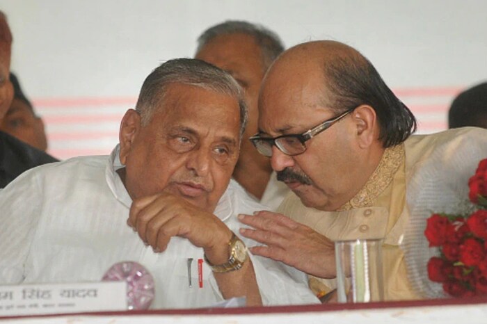 समाजवादी पक्षाला अमिरसिंग यांनीच बॉलिवूडशी ओळख करून दिली असं म्हटलं जातं.