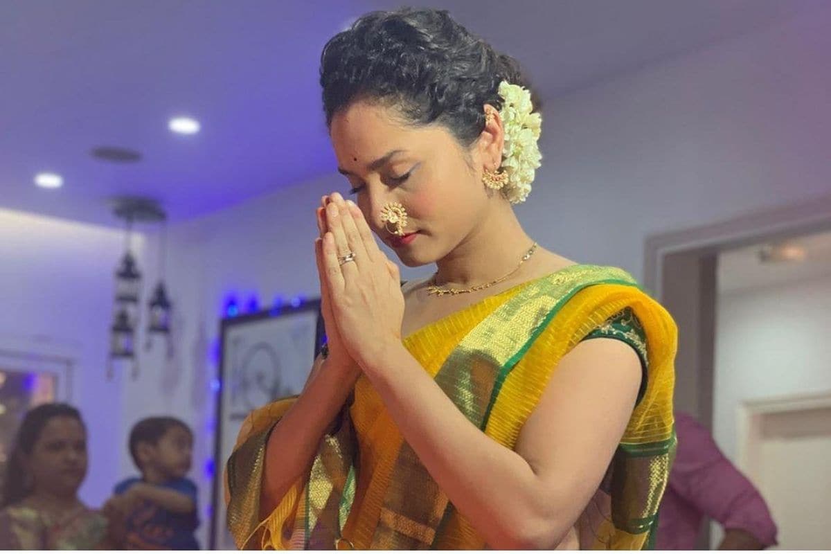 अंकिता लोखंडेचे वडील सध्या रुग्णालयात भर्ती आहेत. बालिका दिनाच्यानिमित्ताने अंकिताने आपल्या आई-वडिलांसोबत रुग्णालयात काढलेला एक फोटो शेअर केला आहे. त्यावर अंकिताने एक भावनिक पोस्ट लिहिली आहे. अंकिता लोखंडेचे वडील सध्या रुग्णालयात भर्ती आहेत. बालिका दिनाच्यानिमित्ताने अंकिताने आपल्या आई-वडिलांसोबत रुग्णालयात काढलेला एक फोटो शेअर केला आहे. त्यावर अंकिताने एक भावनिक पोस्ट लिहिली आहे.