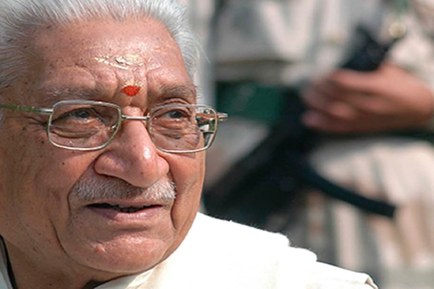 अशोक सिंघल – राम मंदिराचं आंदोलन शिखरावर नेण्यास अशोक सिंघल यांचं सर्वात मोठं योगदान आहे. विश्व हिंदू परिषदेचे दीर्घकाळ अध्यक्ष राहिलेल्या सिंघल यांनी गावपातळीपर्यंत आंदोलन येऊन त्याला व्यापक पाठिंबा मिळवला होता. समाजातल्या विविध घटकांचं समर्थनही त्यांनी आंदोलनाला मिळवलं. 2015मध्ये वयाच्या 89व्या वर्षी त्यांचं निधन झालं. अशोक सिंघल – राम मंदिराचं आंदोलन शिखरावर नेण्यास अशोक सिंघल यांचं सर्वात मोठं योगदान आहे. विश्व हिंदू परिषदेचे दीर्घकाळ अध्यक्ष राहिलेल्या सिंघल यांनी गावपातळीपर्यंत आंदोलन येऊन त्याला व्यापक पाठिंबा मिळवला होता. समाजातल्या विविध घटकांचं समर्थनही त्यांनी आंदोलनाला मिळवलं. 2015मध्ये वयाच्या 89व्या वर्षी त्यांचं निधन झालं.
