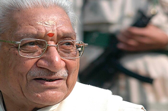 अशोक सिंघल – राम मंदिराचं आंदोलन शिखरावर नेण्यास अशोक सिंघल यांचं सर्वात मोठं योगदान आहे. विश्व हिंदू परिषदेचे दीर्घकाळ अध्यक्ष राहिलेल्या सिंघल यांनी गावपातळीपर्यंत आंदोलन येऊन त्याला व्यापक पाठिंबा मिळवला होता. समाजातल्या विविध घटकांचं समर्थनही त्यांनी आंदोलनाला मिळवलं. 2015मध्ये वयाच्या 89व्या वर्षी त्यांचं निधन झालं.