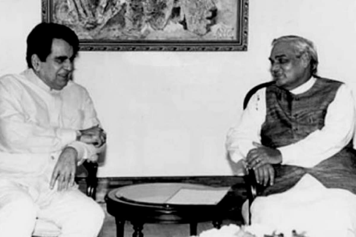 माजी पंतप्रधान अटल बिहारी वाजपेयी आणि अभिनेता दिलीप कुमार यांच्यातील संबंध खूप चांगले होते आणि ते अनेकदा आपण सगळ्यांनी पाहिलेत. अनेक प्रसंगी त्यांच्यातील मैत्री दिसली होती माजी पंतप्रधान अटल बिहारी वाजपेयी आणि अभिनेता दिलीप कुमार यांच्यातील संबंध खूप चांगले होते आणि ते अनेकदा आपण सगळ्यांनी पाहिलेत. अनेक प्रसंगी त्यांच्यातील मैत्री दिसली होती