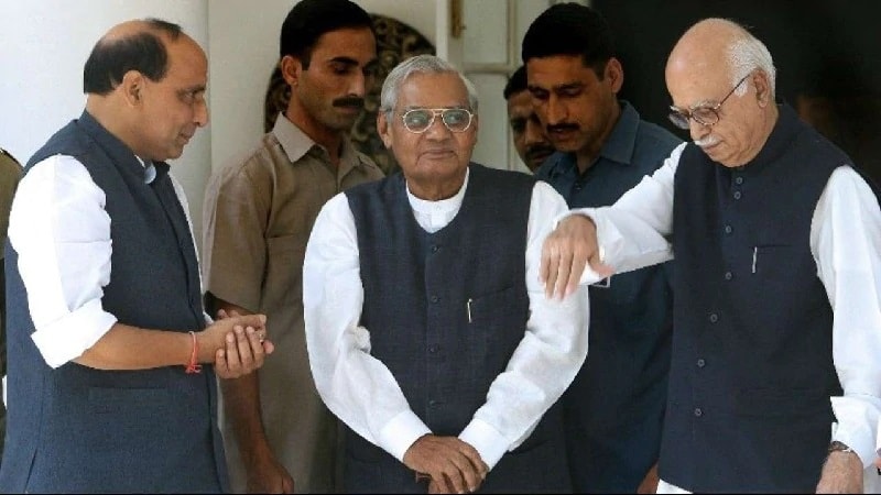1999मध्ये लाहोरमधील घोषणा पत्रामुळे अशी अपेक्षा होती की पाकिस्तान आणि भारत या 2 देशांमधील संबंध अनुकूल होऊ शकतात. 1999मध्ये लाहोरमधील घोषणा पत्रामुळे अशी अपेक्षा होती की पाकिस्तान आणि भारत या 2 देशांमधील संबंध अनुकूल होऊ शकतात.