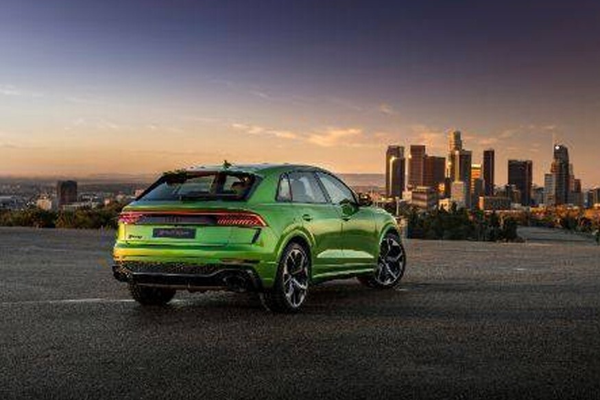 Audi कंपनी ही RS-Q8 ही नवी कोरी एसयुव्ही आधीच्या Q8 चे नवे रुप आहे. Audi Q8 ची किंमत 1.33 कोटी रुपये आहे. भारतात याआधी RS7 स्पोर्टबॅक लाँच करण्यात आली होती. त्यावेळीच ऑडी इंडियाचे प्रमुख बलबीर सिंह ढिल्लन यांनी स्पष्ट केले होते की, 'Audi च्या सीरीजमधील RS7 नंतर इतरही मॉडेल लाँच केले जातील.' Audi कंपनी ही RS-Q8 ही नवी कोरी एसयुव्ही आधीच्या Q8 चे नवे रुप आहे. Audi Q8 ची किंमत 1.33 कोटी रुपये आहे. भारतात याआधी RS7 स्पोर्टबॅक लाँच करण्यात आली होती. त्यावेळीच ऑडी इंडियाचे प्रमुख बलबीर सिंह ढिल्लन यांनी स्पष्ट केले होते की, 'Audi च्या सीरीजमधील RS7 नंतर इतरही मॉडेल लाँच केले जातील.'