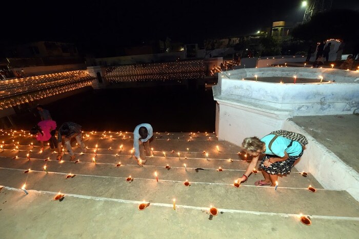 अयोध्येतल्या शरयू नदीचा काठही सजविण्यात आला आहे. नदीवरही गंगा आरती होणार आहे.