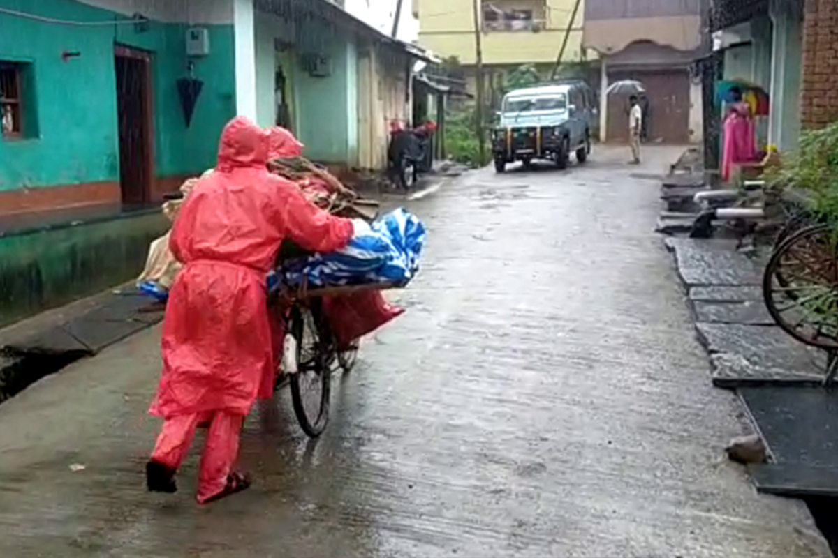 मुलांनी बापाचे पार्थिव नेले सायकलवर अन् अख्खे गाव फक्त पाहत होते!