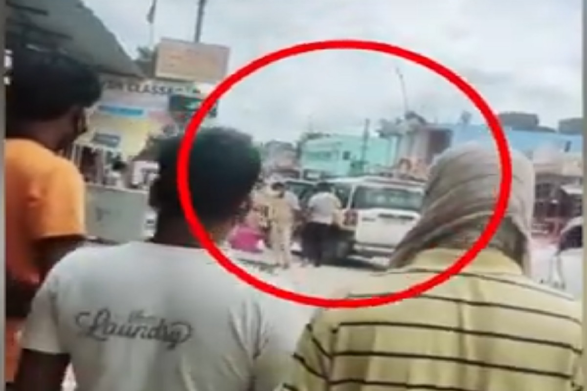 लॉकडाऊनमध्ये दुकानं उघडलं म्हणून पोलिसांनी जमिनीवर आपटून केली बेदम मारहाण, VIDEO VIRAL