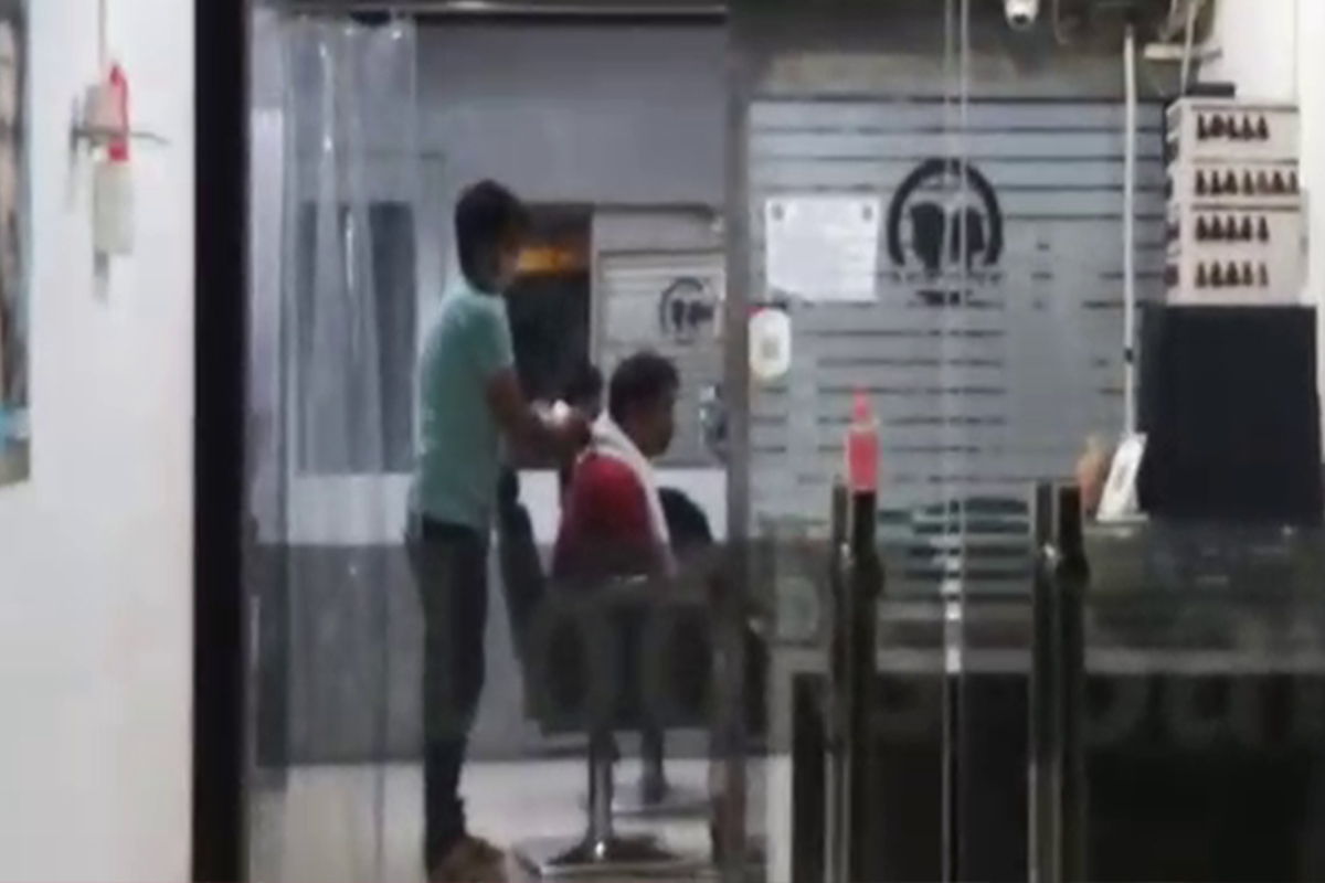 भाजप खासदाराचा प्रताप, मध्यरात्री सलून उघडायला लावले आणि केली कटिंग, पाहा हा LIVE VIDEO