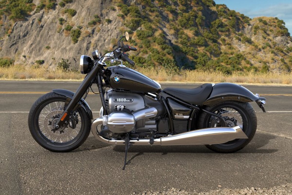 BMW- R18 मध्ये एक फर्स्ट एडिशन आण स्टँडर्ड मॉडेल असणार आहे. या बाइकचा लूक हा जुन्या गाड्यांप्रमाणे आहे. BMW- R18 मध्ये एक फर्स्ट एडिशन आण स्टँडर्ड मॉडेल असणार आहे. या बाइकचा लूक हा जुन्या गाड्यांप्रमाणे आहे.