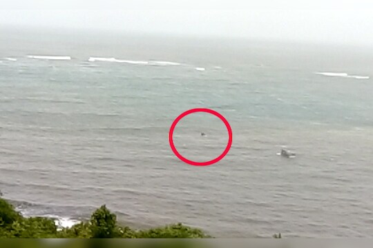 दाभोळ खाडीत मच्छिमारांच्या बोटीला जलसमाधी, LIVE VIDEO मध्ये पाहा थरार