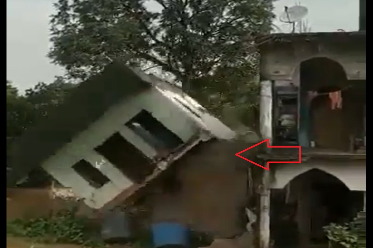 4 सेकंदात पत्त्यासारखी कोसळली 2 मजली इमारत, पाहा LIVE VIDEO