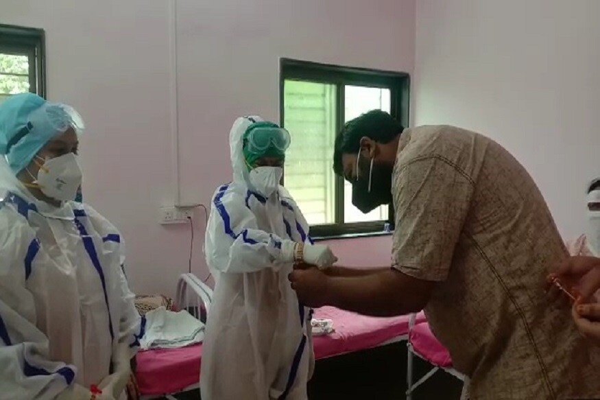 रक्षाबंधन हा बहीण भावाच्या पवित्र नात्याचा सण.. या सणाला भाऊ आपल्या बहिणी कडून राखी बांधून तिच्या सुरक्षेची हमी देतो... मात्र कोरोनाच्या परिस्थितीमध्ये कोविड रुग्णालयातील परिचारिका या रुग्णांची सुरक्षा ठेवत असून त्यांच्या आरोग्याची हमी घेत असल्याने रुग्णांकडून या परिचारिकांना राखी बांधून बुलडाणा जिल्ह्यात अनोखे रक्षाबंधन साजरे केले आहे. रक्षाबंधन हा बहीण भावाच्या पवित्र नात्याचा सण.. या सणाला भाऊ आपल्या बहिणी कडून राखी बांधून तिच्या सुरक्षेची हमी देतो... मात्र कोरोनाच्या परिस्थितीमध्ये कोविड रुग्णालयातील परिचारिका या रुग्णांची सुरक्षा ठेवत असून त्यांच्या आरोग्याची हमी घेत असल्याने रुग्णांकडून या परिचारिकांना राखी बांधून बुलडाणा जिल्ह्यात अनोखे रक्षाबंधन साजरे केले आहे.