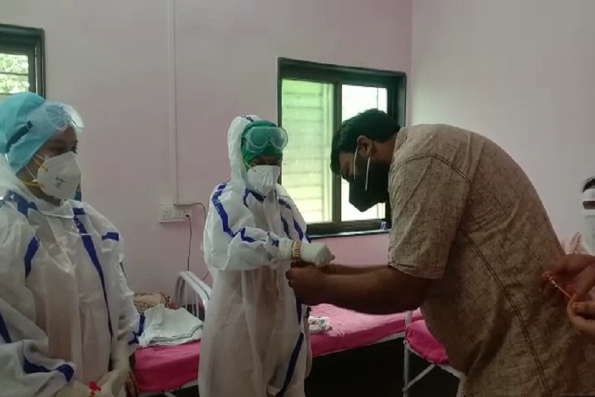 कोरोनाबाधित रुग्णांनी परिचारिकांना बांधल्या राख्या, पाहा खास PHOTOS