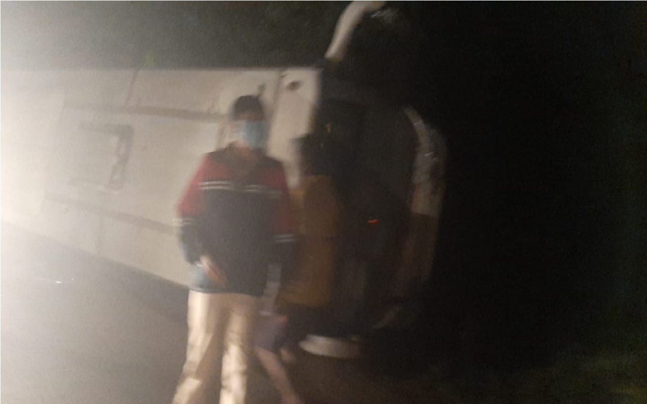 पुण्यात शिवशाही बसचा भीषण अपघात, ओव्हरटेक करताना महामार्गावरच उलटली