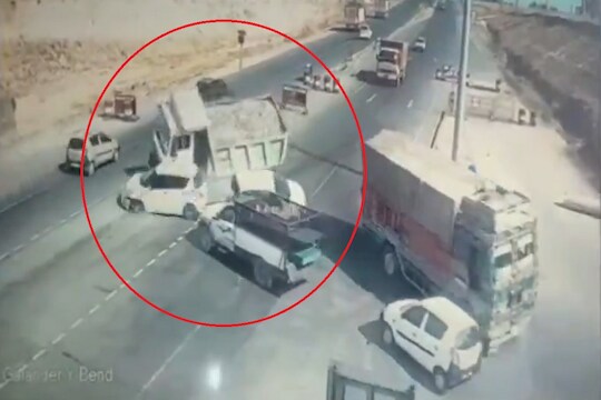 भरधाव ट्रकनं दोन कारना उडवलं, पाहा भीषण अपघाताचा LIVE VIDEO