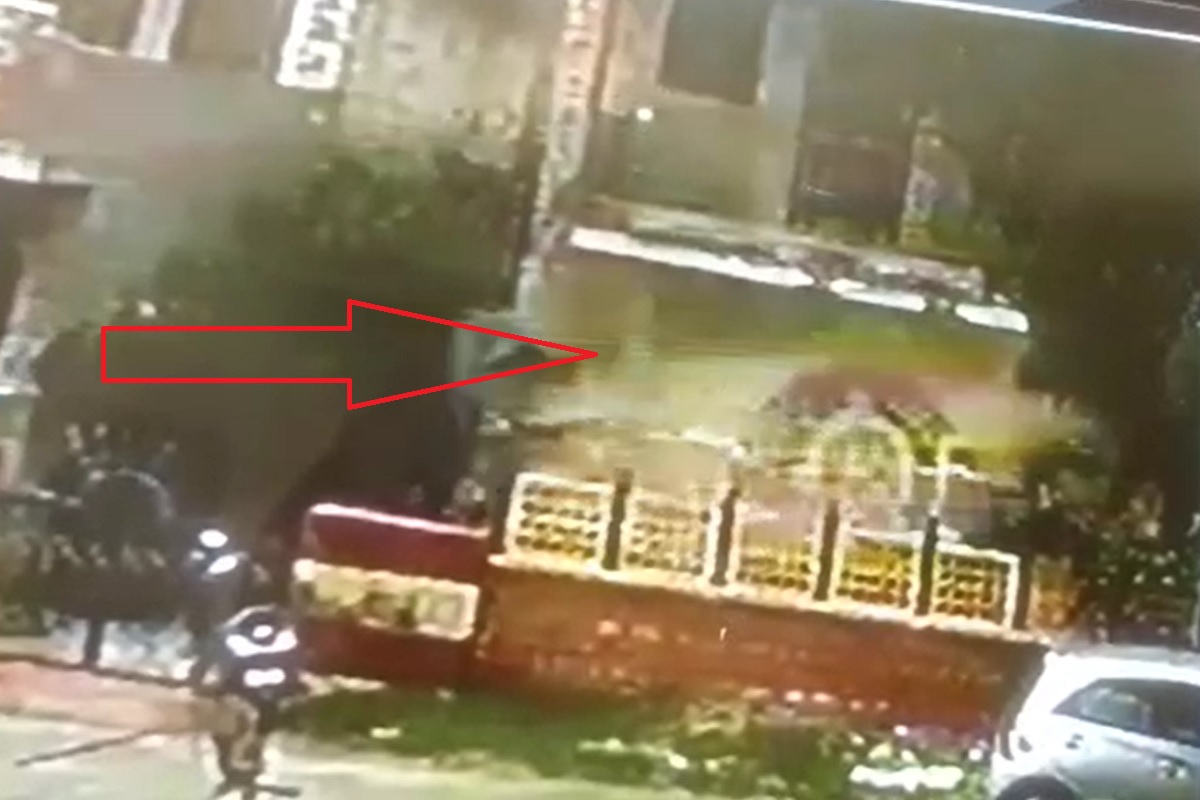 ...आणि डोक्यावर कोसळली बाल्कनी, पाहा भीषण दुर्घटनेचा LIVE VIDEO