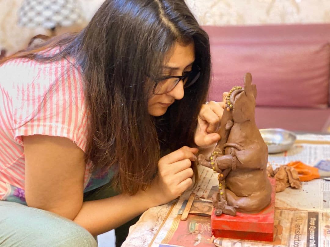 जुही दरवर्षी इको फ्रेंडली बाप्पाची मूर्ती आणते. यंदा तिने अशी मूर्ती स्वत:च घरात बनवण्याचं ठरवलं. (फोटो सौजन्य - इन्स्टाग्राम) जुही दरवर्षी इको फ्रेंडली बाप्पाची मूर्ती आणते. यंदा तिने अशी मूर्ती स्वत:च घरात बनवण्याचं ठरवलं. (फोटो सौजन्य - इन्स्टाग्राम)