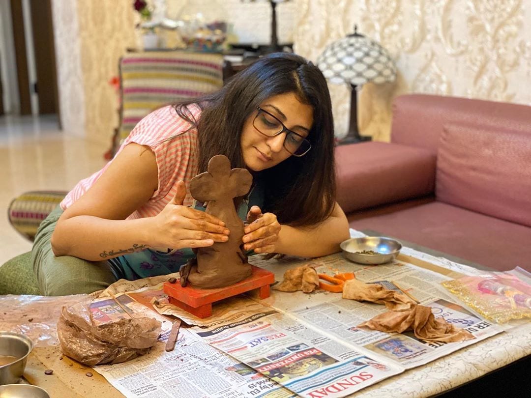 टीव्ही अभिनेत्री जुही परमारदेखील गणेशमूर्ती साकारताना उत्साहीत दिसते आहे. (फोटो सौजन्य - इन्स्टाग्राम) टीव्ही अभिनेत्री जुही परमारदेखील गणेशमूर्ती साकारताना उत्साहीत दिसते आहे. (फोटो सौजन्य - इन्स्टाग्राम)