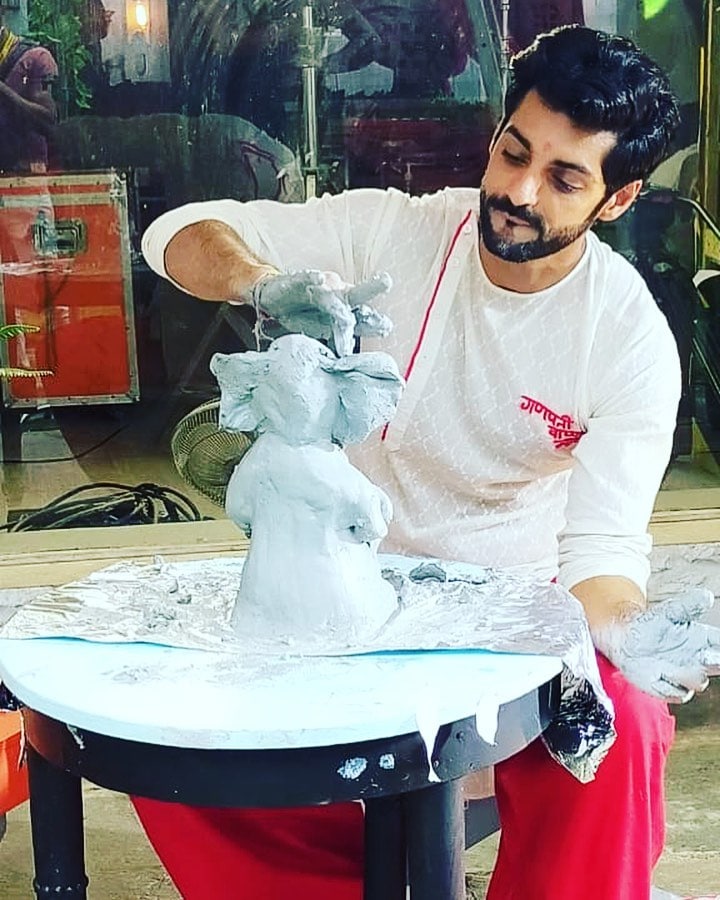 अभिनेता करण वाहीदेखील बाप्पाची पर्यावरणपूरक मूर्ती साकारताना दिसला. मूर्ती साकारताना खूप आनंद वाटत ्असल्याची पोस्ट त्याने केली आहे. (फोटो सौजन्य - इन्स्टाग्राम) अभिनेता करण वाहीदेखील बाप्पाची पर्यावरणपूरक मूर्ती साकारताना दिसला. मूर्ती साकारताना खूप आनंद वाटत ्असल्याची पोस्ट त्याने केली आहे. (फोटो सौजन्य - इन्स्टाग्राम)