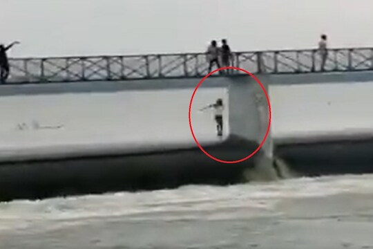 पाण्यात उडी मारण्याचा स्टंट बेतला जीवावर, तरुणासोबत काय घडलं पाहा VIDEO