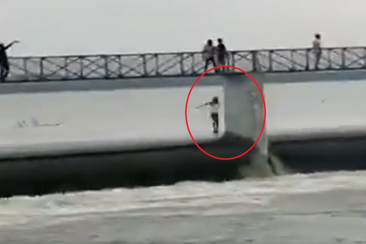 पाण्यात उडी मारण्याचा स्टंट बेतला जीवावर, तरुणासोबत काय घडलं पाहा VIDEO