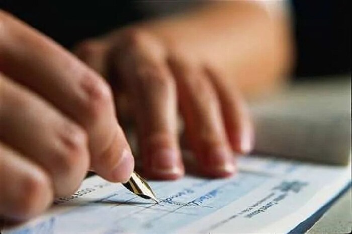  आरबीआयने चेक पेमेंट व्यवस्थेमध्ये बदल करत ही प्रक्रिया आणखी सुरक्षित केली आहे. 50000 रुपये किंवा त्यापेक्षा जास्तीचे चेक व्यवहार करण्यासाठी नवीन प्रणाली लागू करण्यात आली आहे. पॉझिटिव्ह पे असं या नवीन प्रणालीचे नाव आहे.