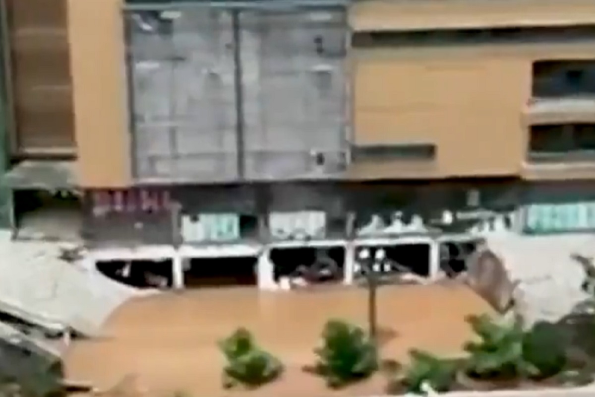 पावसामुळे रस्ता धजला अन् एका क्षणात जमिनीखाली गाडल्या गेल्या 21 गाड्या, पाहा धडकी भरवणारा VIDEO