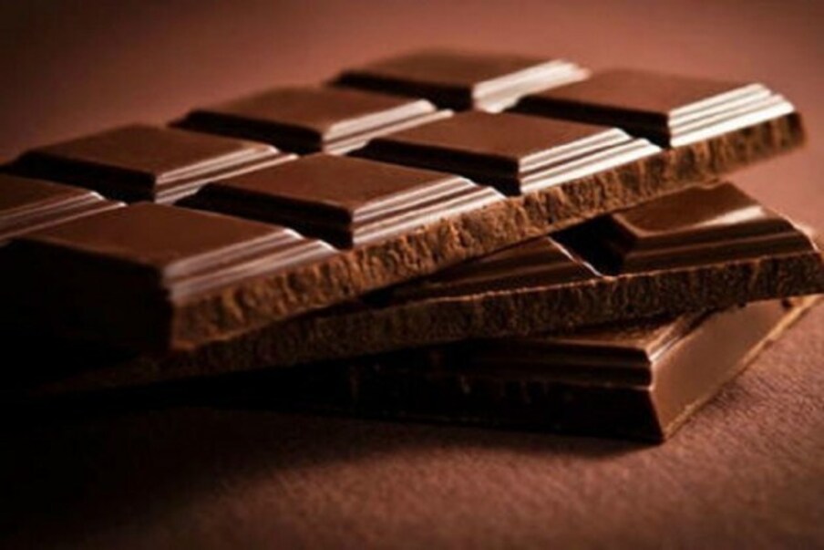 डार्क चॉकलेट - या काळात महिलांचा मूड सतत बदलत असल्याने चॉकलेटचं सेवन फायदेशीर ठरतं. मूड कंट्रोलमध्ये राहण्यासाठी आणि आराम मिळण्यासाठी डार्क चॉकलेटचे(Dark Chocolate)  सेवन करावं. या प्रकारच्या चॉकलेटमध्ये साखरेचं प्रमाण कमी असल्यानं तुम्हाला अराम मिळतो. परंतु व्हाईट चॉकलेटचे सेवन टाळावे. त्या चॉकलेटमधे साखरेचे प्रमाण जास्त असल्याने तुम्हाला त्रास होऊ शकतो.