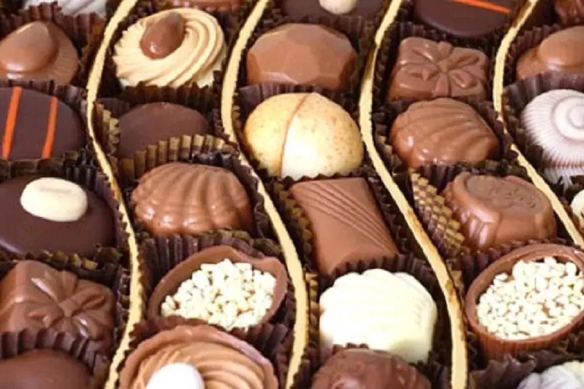 फक्त चॉकलेट खा आणि लाखो रुपये कमवा; तुमच्यासाठी हटके जॉबची ऑफर