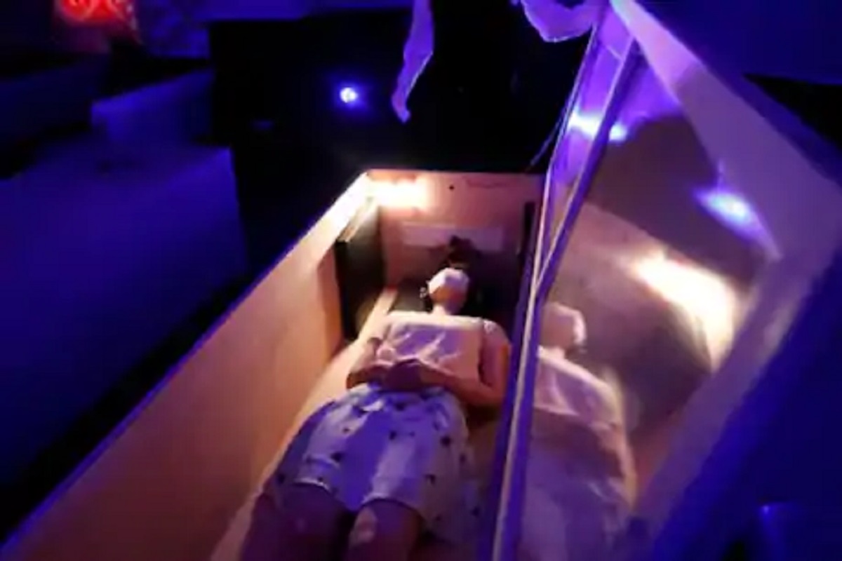 कोरोनाव्हायरसचा घेतला धसका; घाबरून आता शवपेटीतच झोपू लागलेत लोक