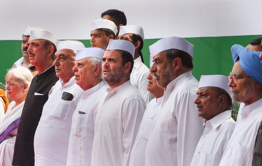 मात्र काँग्रेसचे सर्व मुख्यमंत्री आणि नेते हे राहुल गांधी यांना आग्रह करण्याची शक्यता आहे. मात्र राहुल सध्या अध्यक्षपद स्वीकारण्याच्या मन:स्थितीत नाहीत असं बोललं जातंय. मात्र काँग्रेसचे सर्व मुख्यमंत्री आणि नेते हे राहुल गांधी यांना आग्रह करण्याची शक्यता आहे. मात्र राहुल सध्या अध्यक्षपद स्वीकारण्याच्या मन:स्थितीत नाहीत असं बोललं जातंय.
