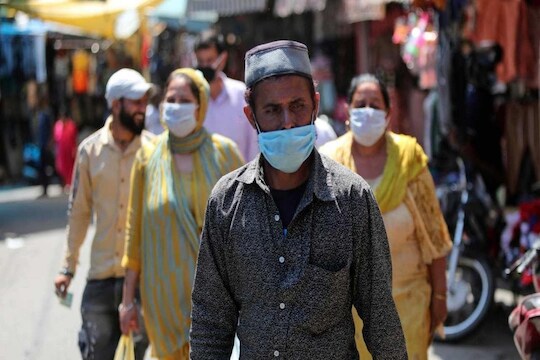त्यामुळे आता सोशल डिस्टन्सिंगच्या नियमांत बदल होऊ शकते. सध्या 6 फूटांचे अंतर ठेवण्याचा नियम आहे. मात्र आता 16 फूटपर्यंत अंतर बाळगणे गरजेचे ठरू शकते. 

