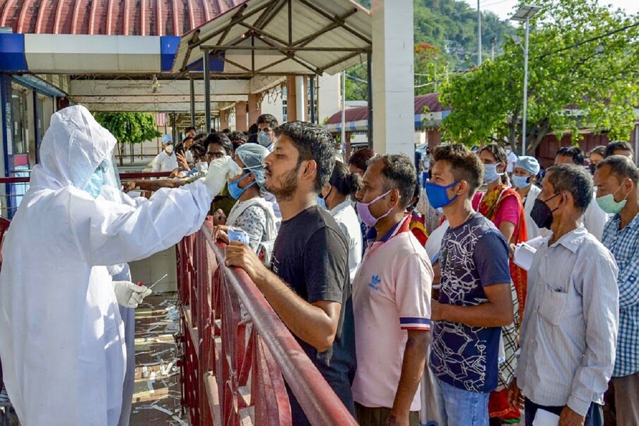 महाराष्ट्रात शनिवारी 5 हजार 500 रुग्ण आढळून आलेत. तर 7 हजार 303 जणांना बरे झाल्याने घरी सोडण्यात आलं. 