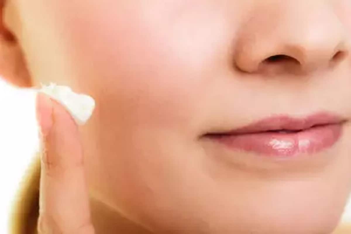 सुगंधित, अल्कोहोलयुक्त, प्रिझर्वेटीव्ह,इसेन्शिअल ऑईल यासारखी उत्पादनं वापरू नका कारण त्यात अॅलर्जीन असतं आणि यामुळे त्वचेची जळजळ होऊ शकते. स्क्रब, एएचए, रेटिनॉल आणि ग्लाइकोलिक अॅसिड वापरणं थांबवा. सुगंधित, अल्कोहोलयुक्त, प्रिझर्वेटीव्ह,इसेन्शिअल ऑईल यासारखी उत्पादनं वापरू नका कारण त्यात अॅलर्जीन असतं आणि यामुळे त्वचेची जळजळ होऊ शकते. स्क्रब, एएचए, रेटिनॉल आणि ग्लाइकोलिक अॅसिड वापरणं थांबवा.