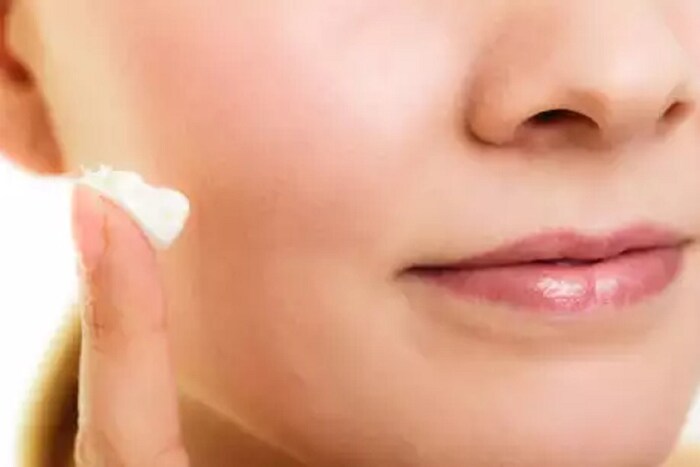 सुगंधित, अल्कोहोलयुक्त, प्रिझर्वेटीव्ह,इसेन्शिअल ऑईल यासारखी उत्पादनं वापरू नका कारण त्यात अॅलर्जीन असतं आणि यामुळे त्वचेची जळजळ होऊ शकते. स्क्रब, एएचए, रेटिनॉल आणि ग्लाइकोलिक अॅसिड वापरणं थांबवा.