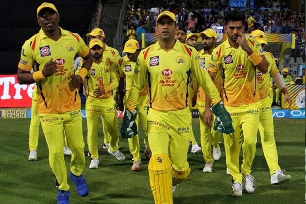आयपीएलच्या तयारीसाठी चेन्नईला पोहचल्यानंतर दुसर्याच दिवशी धोनीने निवृत्तीची घोषणा केली. धोनीनं व्हिडीओ पोस्ट करत सायंकाळी 7.29 पासून मी निवृत्त झाल्याचे समजा, अशी पोस्ट लिहिली. आयपीएलच्या तयारीसाठी चेन्नईला पोहचल्यानंतर दुसर्याच दिवशी धोनीने निवृत्तीची घोषणा केली. धोनीनं व्हिडीओ पोस्ट करत सायंकाळी 7.29 पासून मी निवृत्त झाल्याचे समजा, अशी पोस्ट लिहिली.