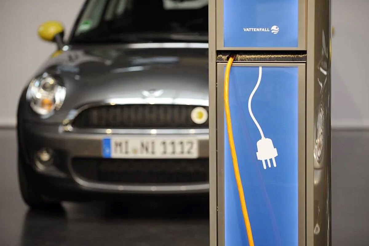 अरविंद केजरीवाल यांच्या दिल्ली सरकारने इलेक्ट्रिक वाहन धोरण (Delhis electric vehicle policy) आणखी प्रभावीपणे जाहीर केले आहे. त्यामुळे दिल्लीकरांना आता दुचाकी आणि तीनचाकी इलेक्ट्रिक वाहन खरेदी करण्यास आणखी सोईचे झाले आहे. दिल्ली सरकारकडून दुचाकी आणि तीन चाकी वाहनावर 30 हजार रुपये तर चार चाकी वाहनावर 1.5 लाख रुपये सबसिडी देणार आहे. अरविंद केजरीवाल यांच्या दिल्ली सरकारने इलेक्ट्रिक वाहन धोरण (Delhis electric vehicle policy) आणखी प्रभावीपणे जाहीर केले आहे. त्यामुळे दिल्लीकरांना आता दुचाकी आणि तीनचाकी इलेक्ट्रिक वाहन खरेदी करण्यास आणखी सोईचे झाले आहे. दिल्ली सरकारकडून दुचाकी आणि तीन चाकी वाहनावर 30 हजार रुपये तर चार चाकी वाहनावर 1.5 लाख रुपये सबसिडी देणार आहे.