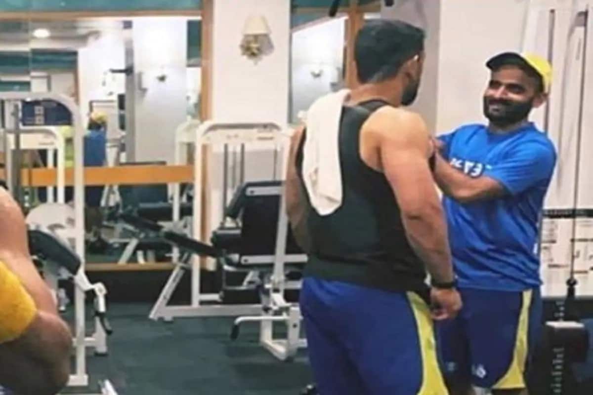 जवळपास वर्षभराने मैदानामध्ये आपला खेळ दाखवण्यासाठी चेन्नई सुपरकिंग्जचा कर्णधार एमएस धोनीने (M.S. Dhoni) कंबर कसली आहे. जवळपास वर्षभराने मैदानामध्ये आपला खेळ दाखवण्यासाठी चेन्नई सुपरकिंग्जचा कर्णधार एमएस धोनीने (M.S. Dhoni) कंबर कसली आहे.