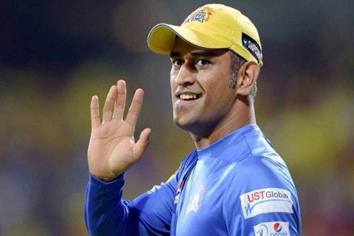 एमएस धोनी (MS Dhoni) च्या वापसीसोबतच त्याने आपलं 'शतक'देखील पूर्ण केलं आहे. धोनीचं हे शतक बॅटमुळे नाही तर विकेटच्या मागे असल्याने झालं. धोनीने आयपीएलमध्ये 100 कॅच पकडण्याचा रेकॉर्ड केला आहे. धोनीने मुंबई इंडियन्सच्या विरोधात दोन कॅच घेतले. या सामन्यापूर्वी धोनीच्या नावावर 98 कॅच होते. सामन्यात सर्वात आधी धोनीने क्रुणाल पंड्यांचा जबरदस्त कॅच घेतला. यानंतर पोलार्डचा कॅच पकडताच त्याने आपल्या 100 आयपीएल कॅच पूर्ण केले. या सामन्यादरम्यान 2 कॅच घेत त्याने टी20 मध्ये 250 आऊट झाले. तो टी20 मध्ये 250 विकेट घेणारा एकमेक विकेटकीपर आहे. एमएस धोनी (MS Dhoni) च्या वापसीसोबतच त्याने आपलं 'शतक'देखील पूर्ण केलं आहे. धोनीचं हे शतक बॅटमुळे नाही तर विकेटच्या मागे असल्याने झालं. धोनीने आयपीएलमध्ये 100 कॅच पकडण्याचा रेकॉर्ड केला आहे. धोनीने मुंबई इंडियन्सच्या विरोधात दोन कॅच घेतले. या सामन्यापूर्वी धोनीच्या नावावर 98 कॅच होते. सामन्यात सर्वात आधी धोनीने क्रुणाल पंड्यांचा जबरदस्त कॅच घेतला. यानंतर पोलार्डचा कॅच पकडताच त्याने आपल्या 100 आयपीएल कॅच पूर्ण केले. या सामन्यादरम्यान 2 कॅच घेत त्याने टी20 मध्ये 250 आऊट झाले. तो टी20 मध्ये 250 विकेट घेणारा एकमेक विकेटकीपर आहे.
