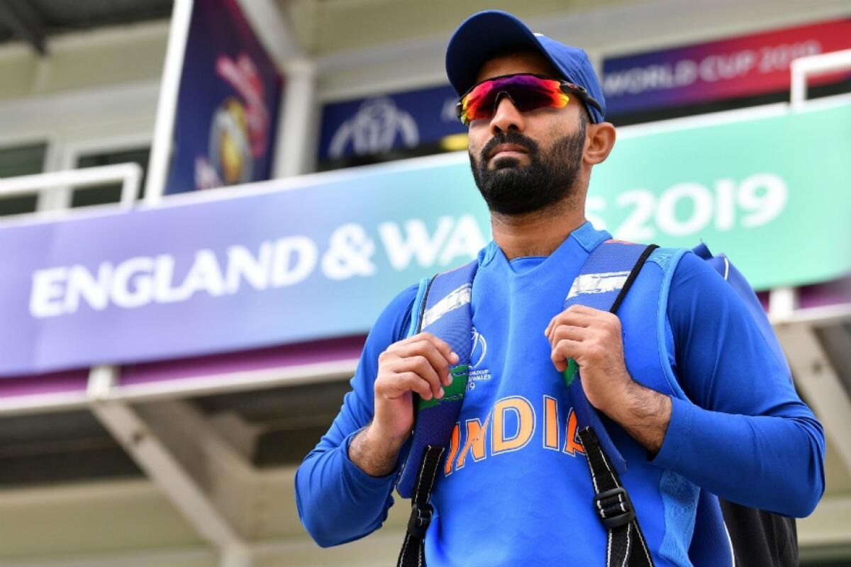 या स्पर्धेत भारताचा अनुभवी विकेटकीपर फलंदाज दिनेश कार्तिकचेही नाव सामिल आहे. दिनेश कार्तिकनं याआधी भारताला फलंदाजी आणि स्टम्पच्या मागे जबरदस्त कामगिरी करून देशाला अनेक सामने जिंकून दिले आहेत. मात्र धोनीमुळे कार्तिकला भारतीय संघात संधी मिळाली आहे. मात्र आता धोनीच्या निवृत्तीनंतर दिनेश कार्तिकसाठी भारतीय संघाची दारं पुन्हा उघडू शकतात. या स्पर्धेत भारताचा अनुभवी विकेटकीपर फलंदाज दिनेश कार्तिकचेही नाव सामिल आहे. दिनेश कार्तिकनं याआधी भारताला फलंदाजी आणि स्टम्पच्या मागे जबरदस्त कामगिरी करून देशाला अनेक सामने जिंकून दिले आहेत. मात्र धोनीमुळे कार्तिकला भारतीय संघात संधी मिळाली आहे. मात्र आता धोनीच्या निवृत्तीनंतर दिनेश कार्तिकसाठी भारतीय संघाची दारं पुन्हा उघडू शकतात.