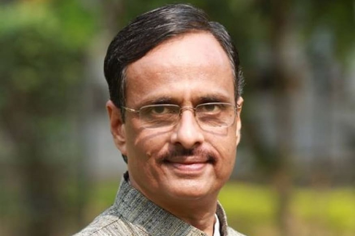 कोविडचा आढावा घेण्यासाठी सुरु होती बैठक, उपमुख्यमंत्री बोलत असतांनाच नाकातून आलं रक्त