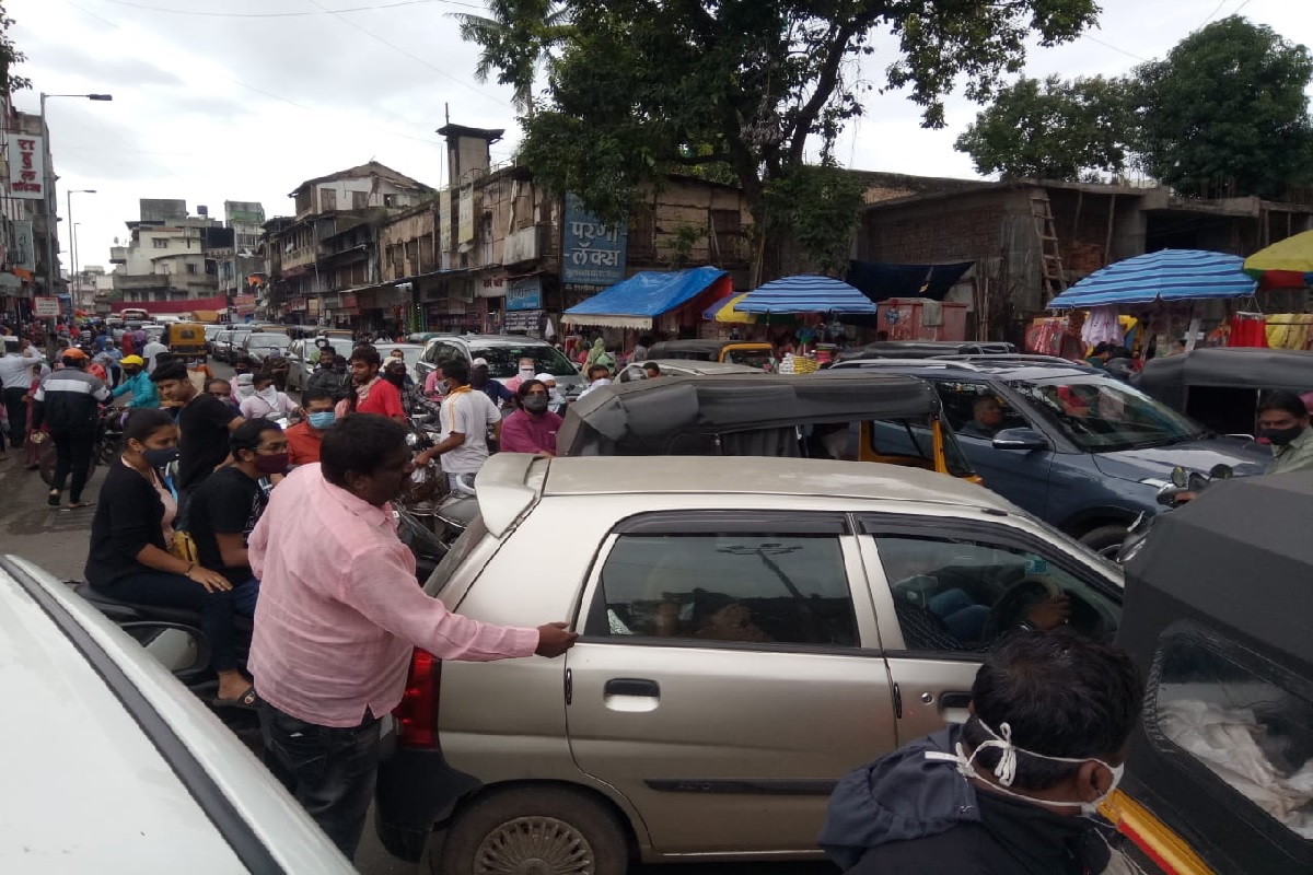 कोरोनामुळे सोशल डिस्टंसिंग महत्त्वाचं आहे. पण पुण्यात मात्र आज प्रचंड वाजतुक कोंडी झाली आहे.