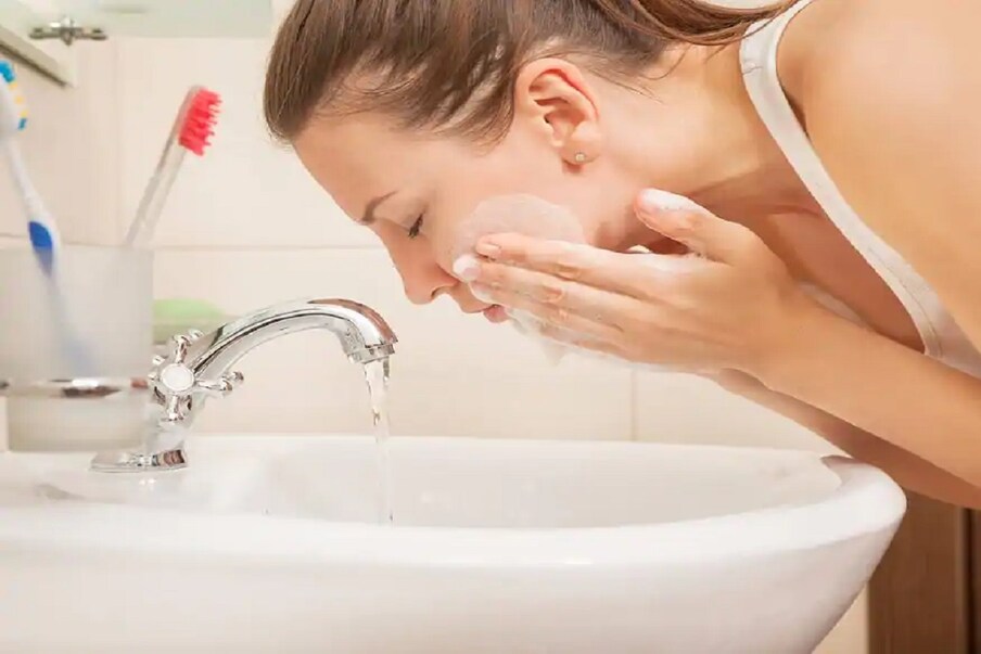 चेहरा सकाळी आणि संध्याकाळी असा 2 वेळा धुवायला हवा. तुम्ही बाहेर कामासाठी जात असाल तर कामाच्या आधी आणि कामाच्या नंतर असा दिवसातून 4 वेळा चेहरा धुणं ठिक आहे. मात्र त्यापेक्षा जास्त वेळा चेहरा धुवू नका.