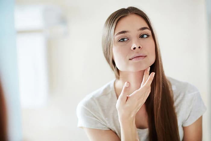 कोरोना लॉकडाऊनमुळे घरबसल्या आपल्या त्वचेवर लावण्यात येणा-या रासायनिक उत्पादनांचा वापर कमी झाला आणि आपली त्वचा मोकळा श्वास घेऊ लागली.