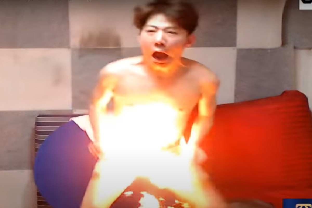 धक्कादायक! चॅलेंज स्वीकारत तरुणाने चक्क गुप्तांगालाच लावली आग; LIVE VIDEO VIRAL