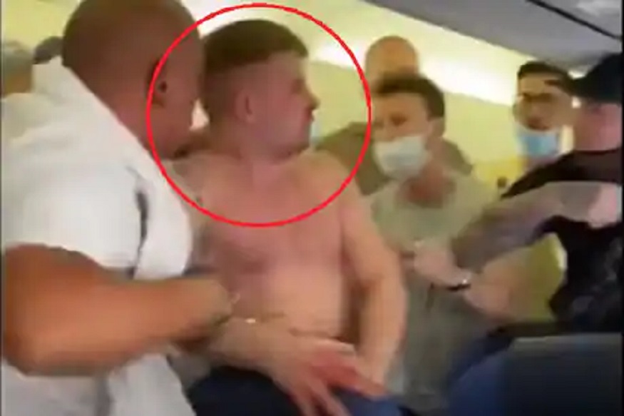 विमानात मास्कवरून राडा, सहप्रवाश्यांनी तरुणाला कपडे काढून केली मारहाण; VIDEO VIRAL