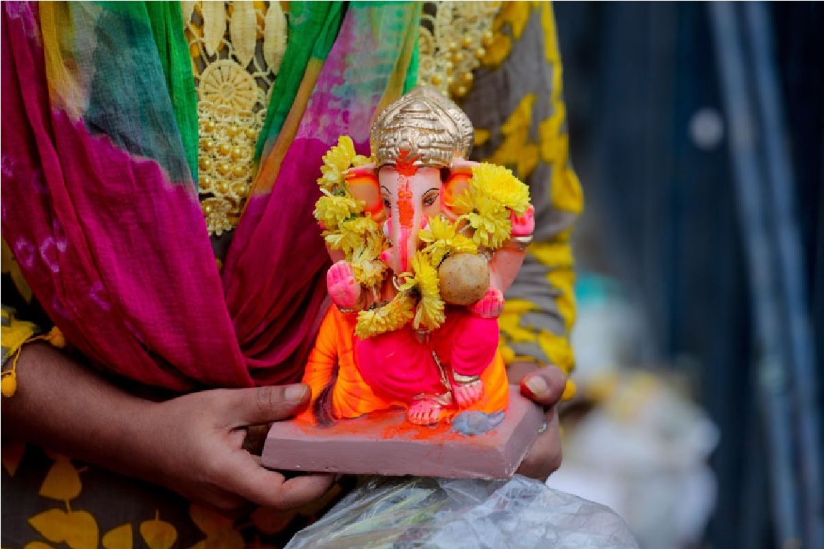 गणरायाचं घरोघरी उत्साहात स्वागत, कोरोनाचं विघ्न दूर करण्यासाठी भाविकांचं साकडं
