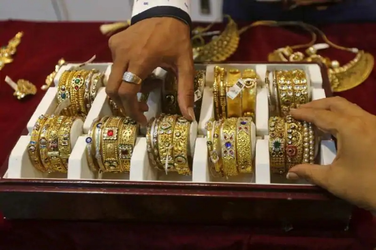 Gold Price: सोमवारी वाढ झाल्यानंतर आज सोन्याचांदीच्या दरात घसरण, इथे तपासा नवे दर
