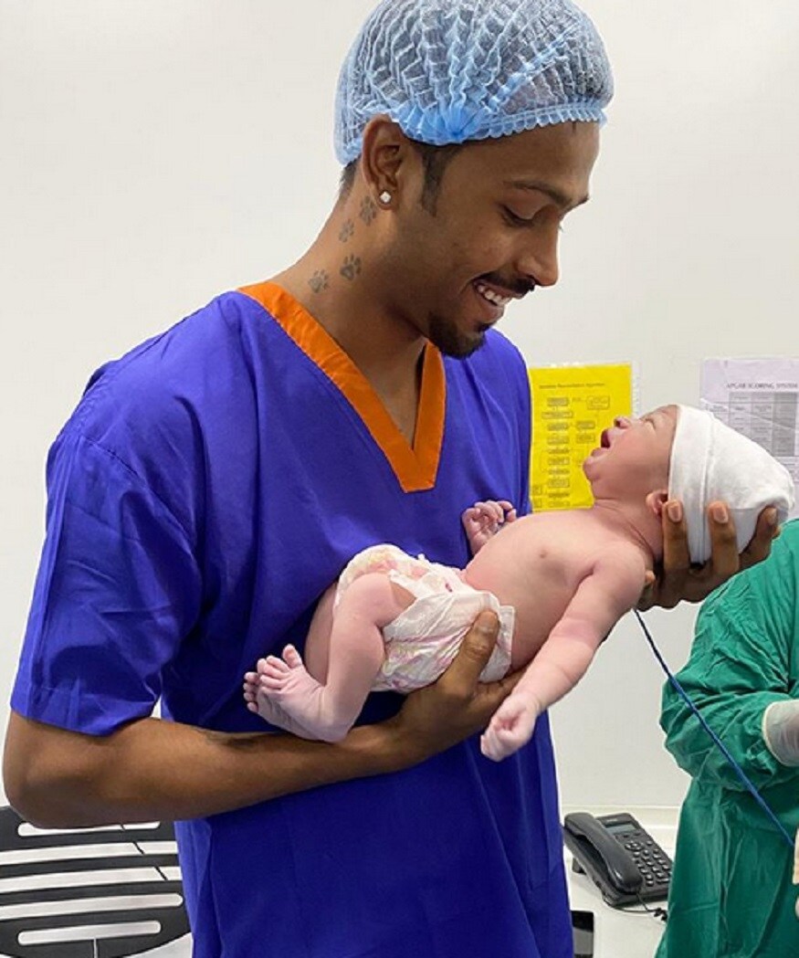 हार्दिक पांड्याने त्याच्या गोंडस बाळाबरोबचा फोटो देखील सोशल मीडियवर शेअर केला होता. ज्यामध्ये पांड्याने अगदी प्रेमाने या चिमुरड्याला हातात पकडले आहे. (फोटो सौजन्य- इन्स्टाग्राम @hardikpandya93) हार्दिक पांड्याने त्याच्या गोंडस बाळाबरोबचा फोटो देखील सोशल मीडियवर शेअर केला होता. ज्यामध्ये पांड्याने अगदी प्रेमाने या चिमुरड्याला हातात पकडले आहे. (फोटो सौजन्य- इन्स्टाग्राम @hardikpandya93)